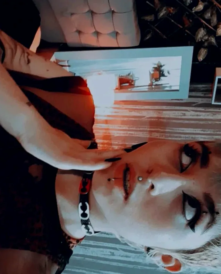 Eva, 27